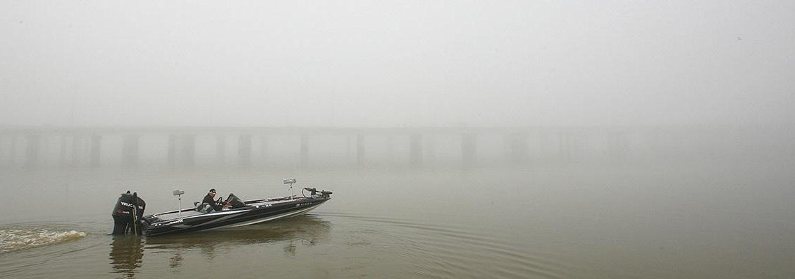 船在有雾的水中